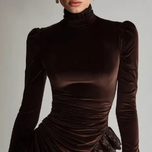 détail dentelle robe velours